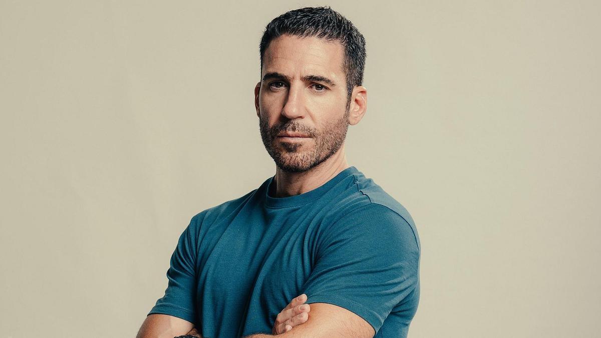 Miguel Ángel Silvestre como Raúl Morales en 'Weiss y Morales'