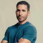 Miguel Ángel Silvestre como Raúl Morales en 'Weiss y Morales'