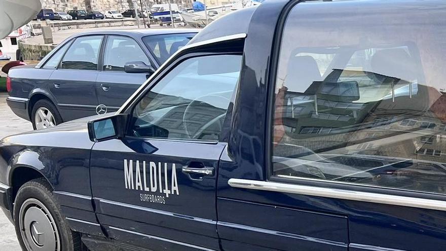 El coche fúnebre, en Malpica (A Coruña).