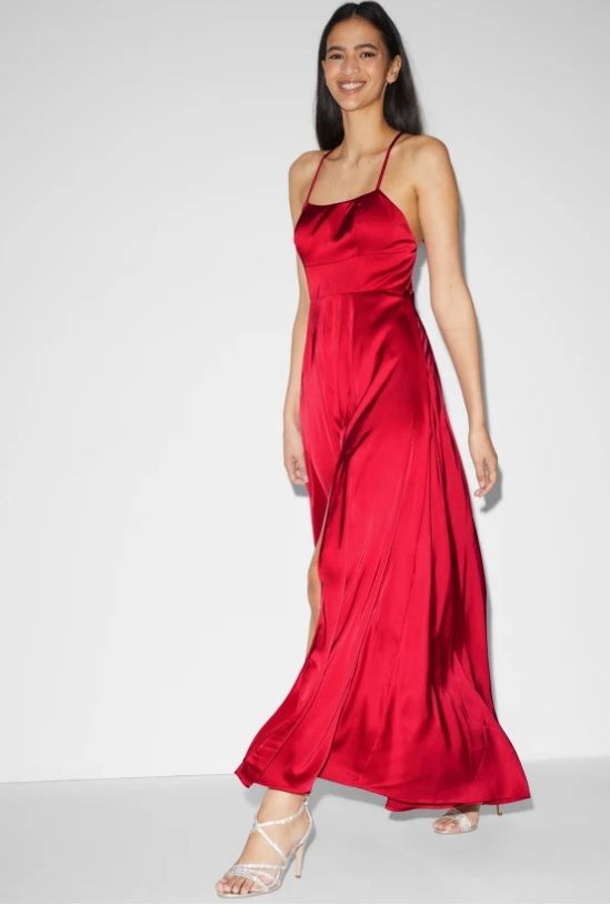 Vestido lencero con tirantes cruzados en la espalda.