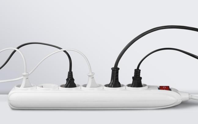 Una regleta de seis enchufes con interruptor.