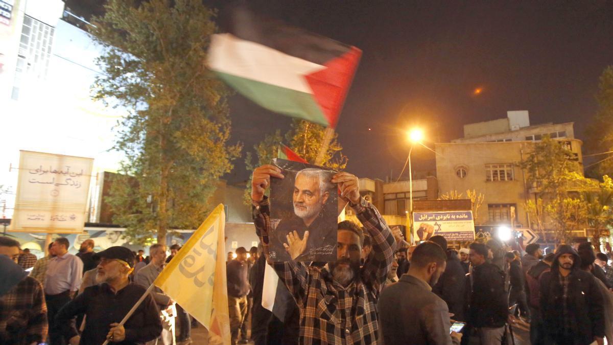Iraníes celebrando en Teherán el ataque de Irán contra Israel.