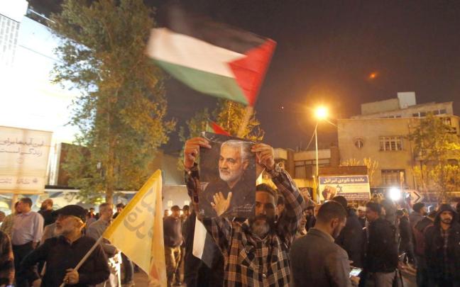 Iraníes celebrando en Teherán el ataque de Irán contra Israel. / EFE Iraníes celebrando en Teherán el ataque de Irán contra Israel.