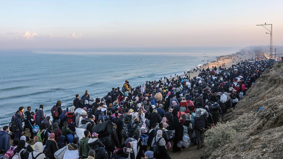 Miles de palestinos regresan al norte de Gaza en el marco del alto el fuego