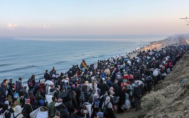 Miles de palestinos regresan al norte de Gaza en el marco del alto el fuego