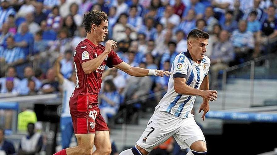 Barrenetxea Sevillako defendatzaile bati izkin egiten, denboraldiko azken partidan. | ARGAZKIAK: RUBEN PLAZA