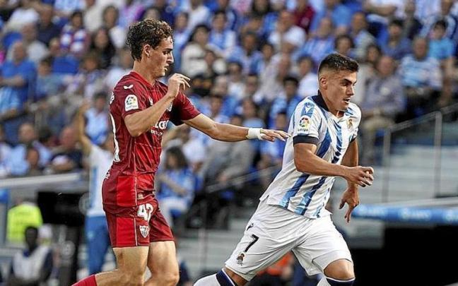 Barrenetxea Sevillako defendatzaile bati izkin egiten, denboraldiko azken partidan. | ARGAZKIAK: RUBEN PLAZA