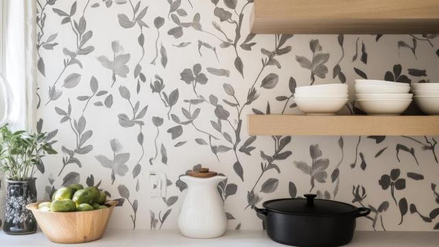Papel pintado en una de las paredes de la cocina.