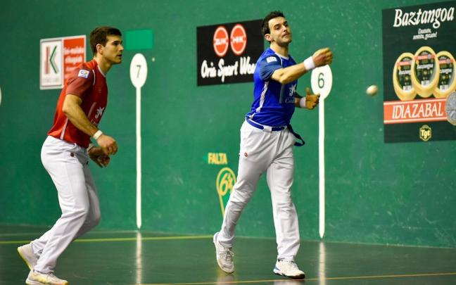 En imágenes: Altuna III tumba a Zabaleta en los cuartos de final del Manomanista en el Astelena de Eibar.