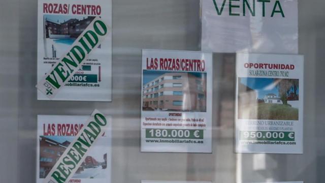 Escaparate de anuncios de viviendas en una inmobiliaria