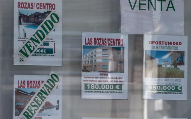 Escaparate de anuncios de viviendas en una inmobiliaria