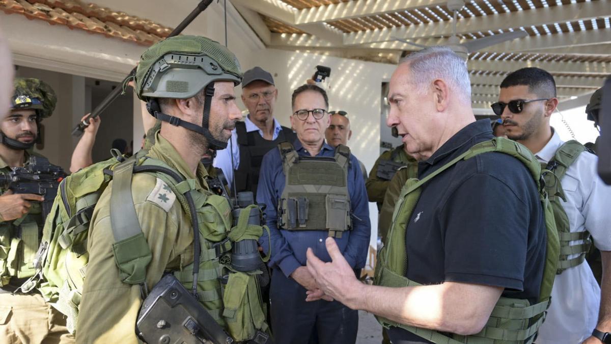 Benjamin Netanyahu conversa con mandos militares.