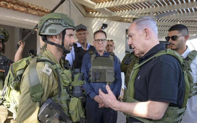 Benjamin Netanyahu conversa con mandos militares.