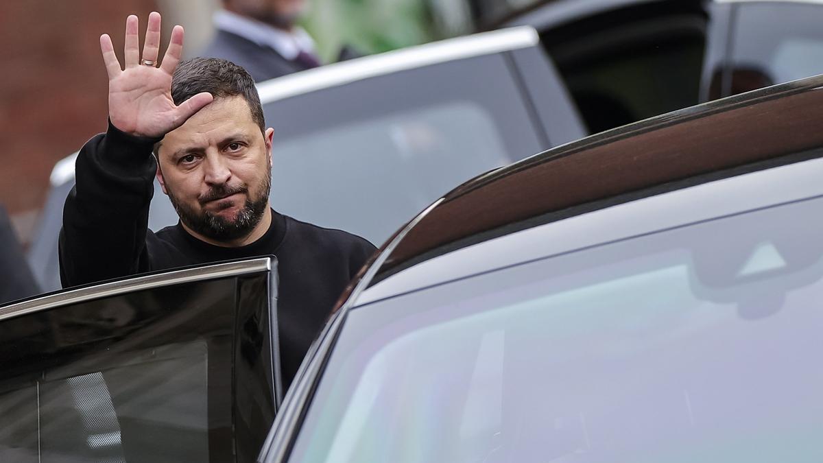 Zelenski saluda al público frente al Ayuntamiento de Aachen, Alemania, tras recoger el Premio Carlomagno.