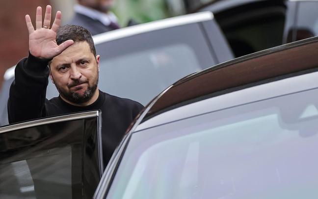 Zelenski saluda al público frente al Ayuntamiento de Aachen, Alemania, tras recoger el Premio Carlomagno.