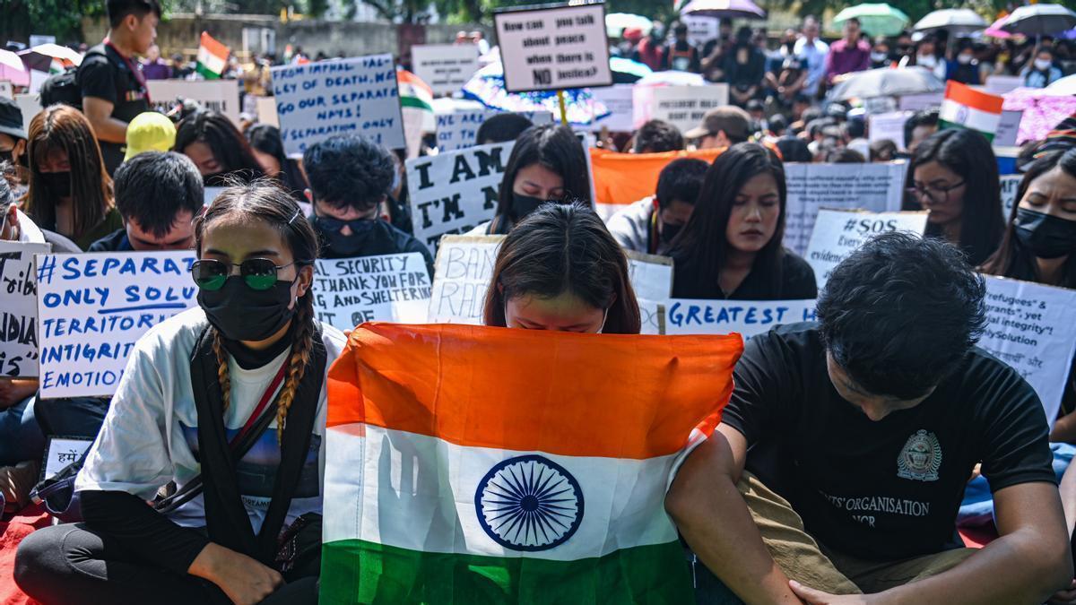 Miembros de la tribu Kuki en una protesta contra violencia tribal que afecta al estado nororiental de Manipur.