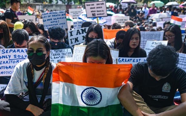 Miembros de la tribu Kuki en una protesta contra violencia tribal que afecta al estado nororiental de Manipur.