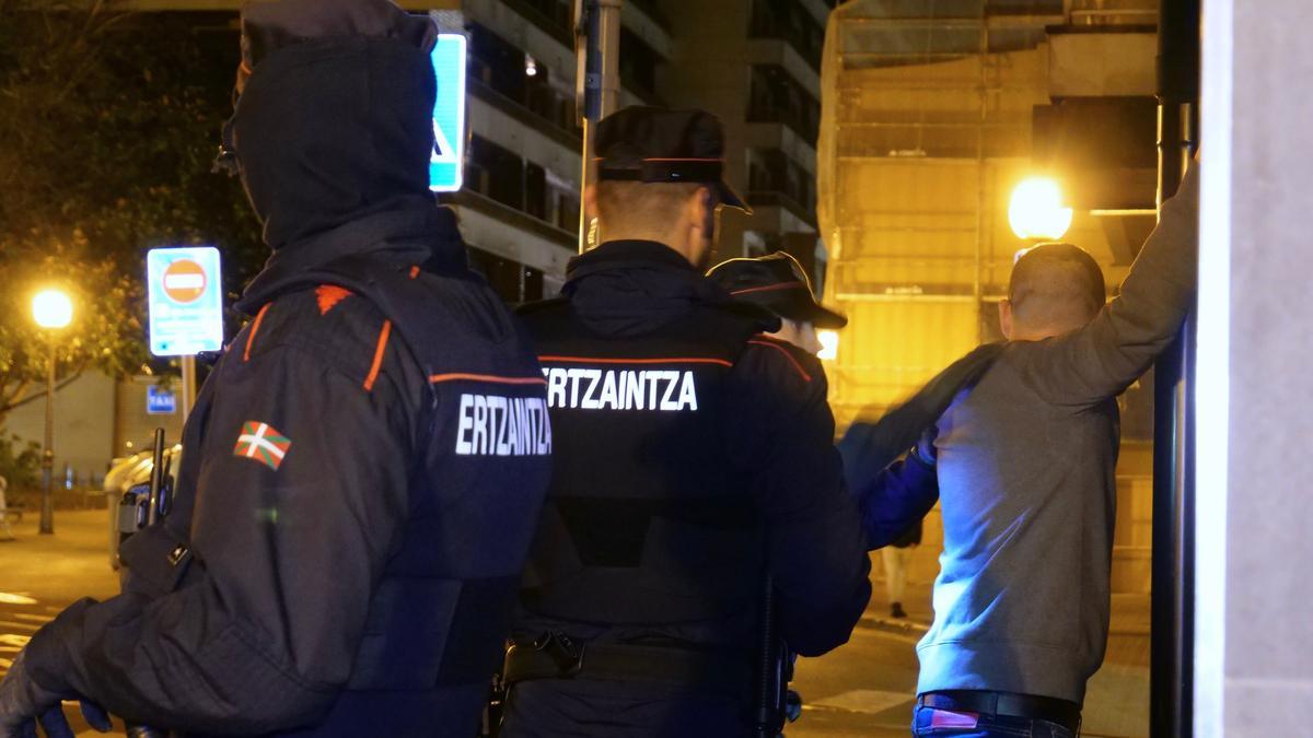 Agentes de la Ertzaintza durante un dispositivo preventivo de vigilancia en una zona de la capital vizcaina.