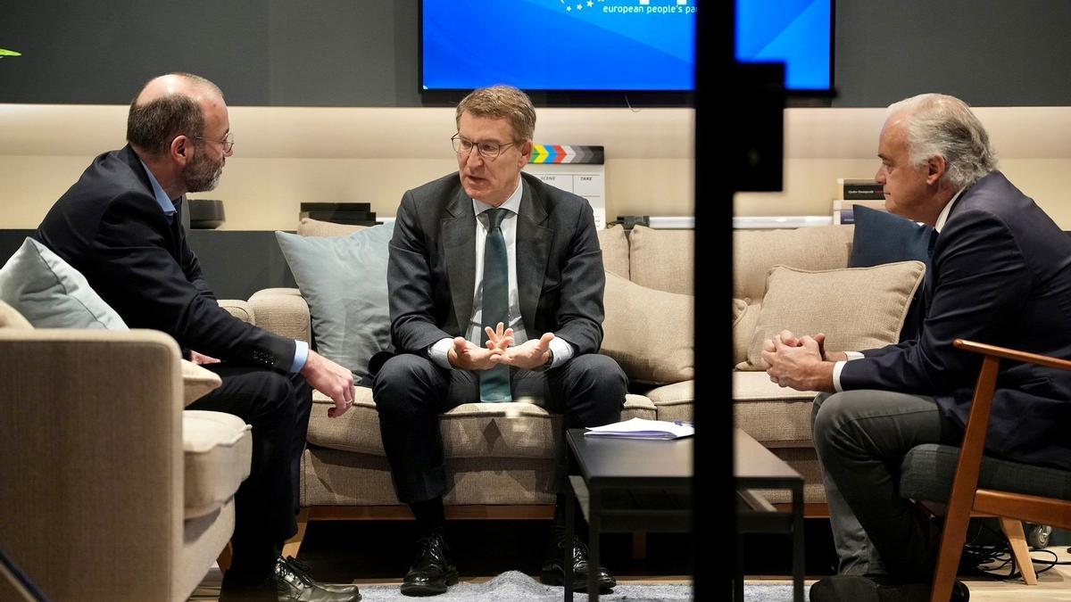 Feijóo mantiene un encuentro con el presidente del Partido Popular Europeo, Manfred Weber.