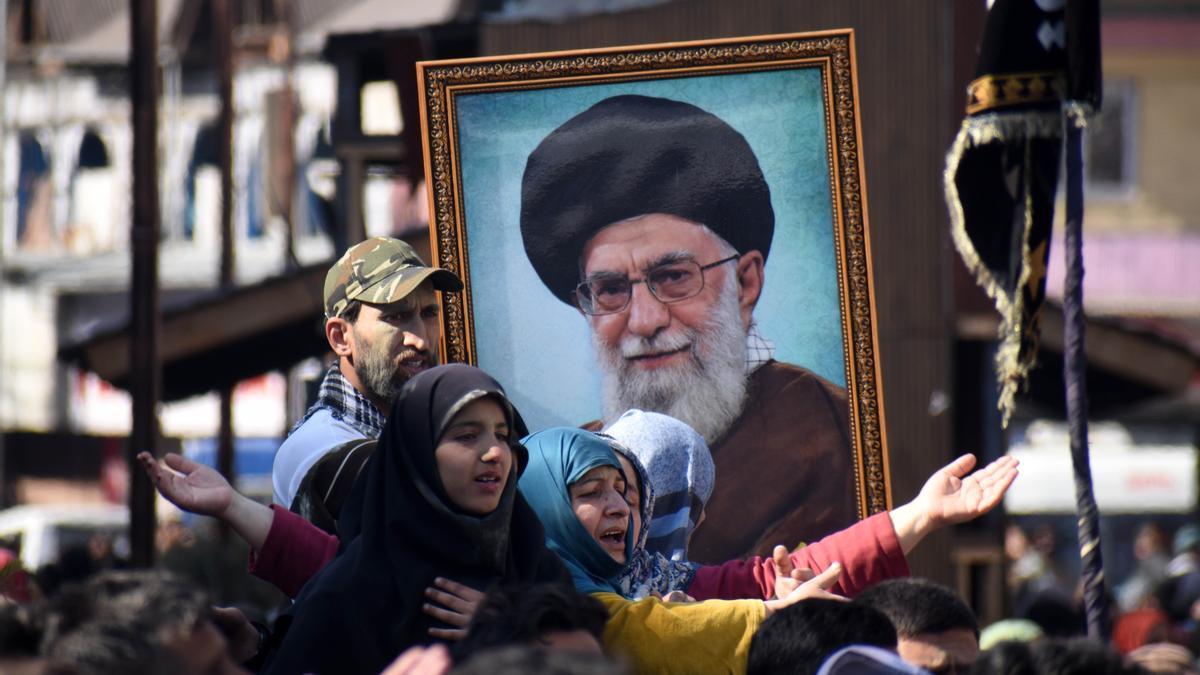Iraníes muestran el retrato del exlíder supremo, Ali Jamenei.