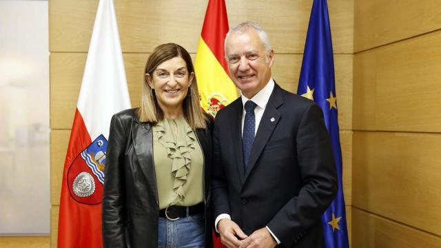 El exlehendakari y presidente de la Fundación eAtlantic, Iñigo Urkullu, y la presidenta de Cantabria, María José Sáenz de Buruaga