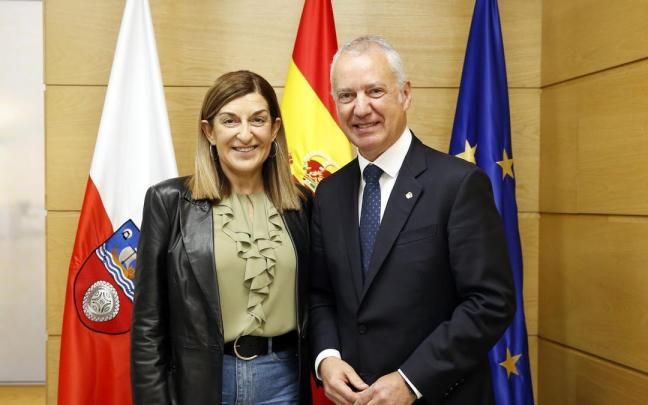 El exlehendakari y presidente de la Fundación eAtlantic, Iñigo Urkullu, y la presidenta de Cantabria, María José Sáenz de Buruaga