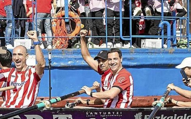 Imanol Pradales, en la trainera del club de remo Sotera junto a la gabarra Athletic, durante el recibimiento a los futbolistas campeones de Copa.