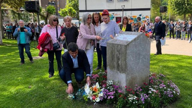 Ofrenda floral en el monolito que recuerda a la víctimas del bombardeo en Galdakao