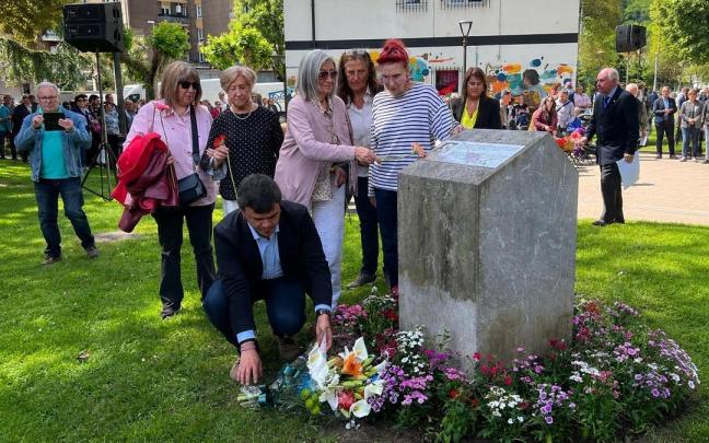 Ofrenda floral en el monolito que recuerda a la víctimas del bombardeo en Galdakao
