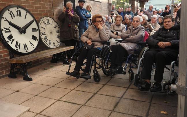 Azpeitiko egoitzako egoiliarrak, iaz, San Martin erloju zaharberritua aurkezteko ekitaldian.