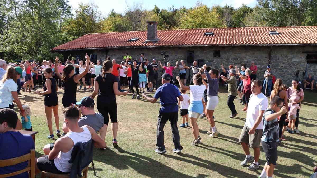 Una buena marcha montañera, un reparador almuerzo o una comida y un baile al ritmo de la trikitixa, la claves de éxito de una fiesta que goza de una buena salud.