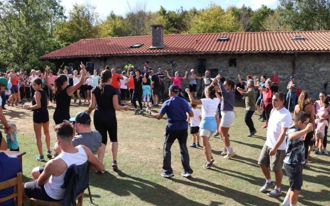 Una buena marcha montañera, un reparador almuerzo o una comida y un baile al ritmo de la trikitixa, la claves de éxito de una fiesta que goza de una buena salud.