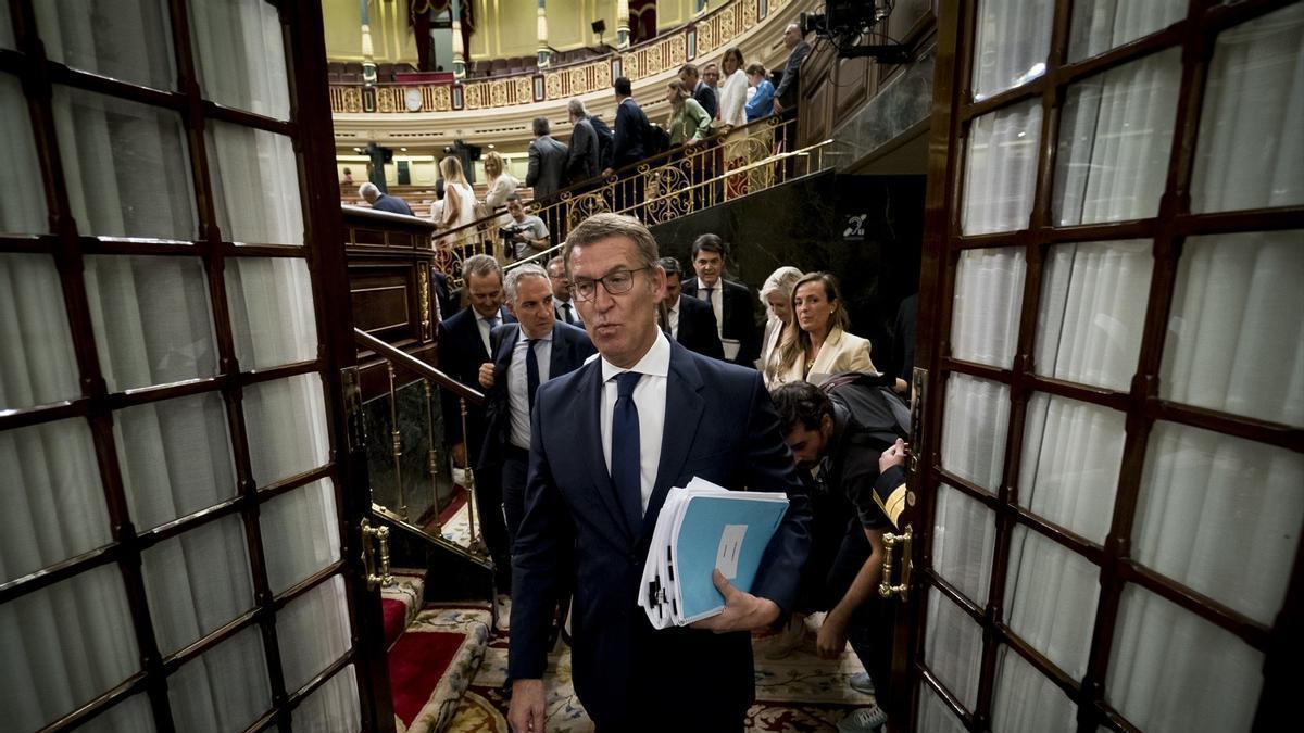 El líder del PP , Alberto Núñez Feijóo, a su salida de la primera sesión de su debate de investidura.