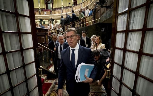 El líder del PP , Alberto Núñez Feijóo, a su salida de la primera sesión de su debate de investidura.