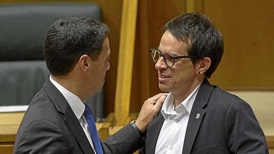 Pradales y Otxandiano conversan en el Parlamento. | FOTO: EFE