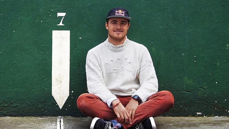 El surfista Natxo González | Imagen: Jon Aspuru - Deia