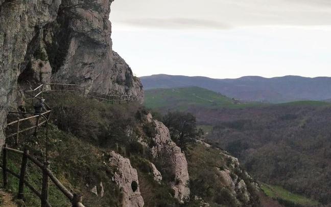 La increíble ruta por las escaleras a Peña del Moro La increíble ruta por las escaleras a Peña del Moro