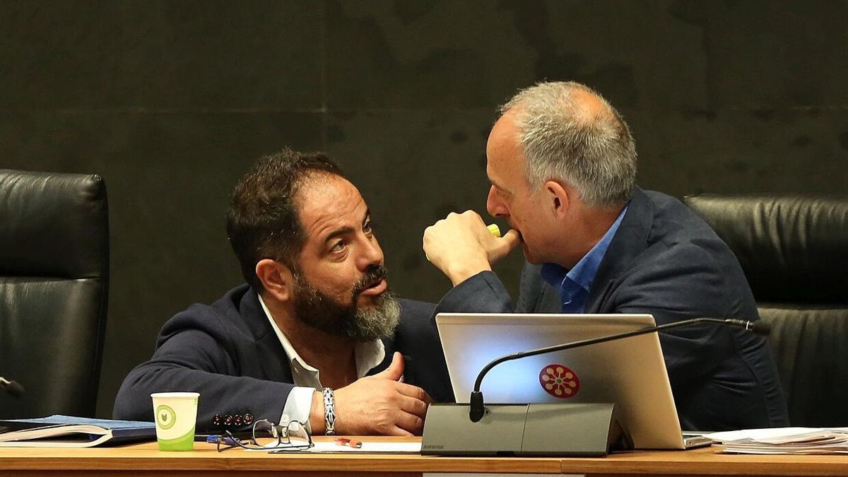 Los portavoces del PSN y de EH Bildu, Ramón Alzórriz y Adolfo Araiz, en el Parlamento de Navarra.