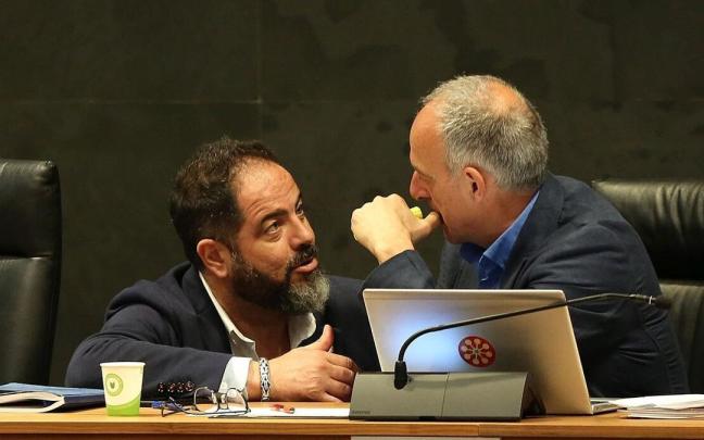 Los portavoces del PSN y de EH Bildu, Ramón Alzórriz y Adolfo Araiz, en el Parlamento de Navarra.