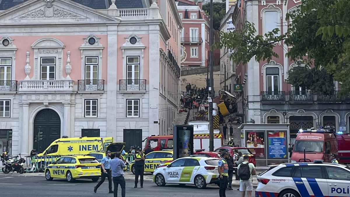 Dispositivo desplegado tras el descarrilamiento del Elevador de Gloria en Lisboa