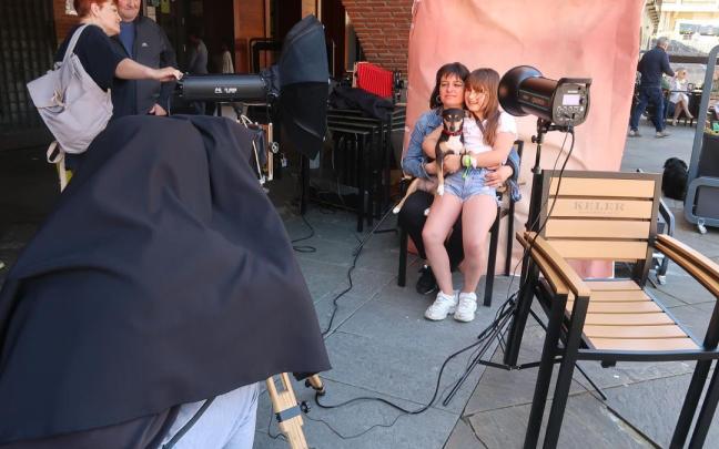 Martín fotografía a dos legazpiarras y su perro.