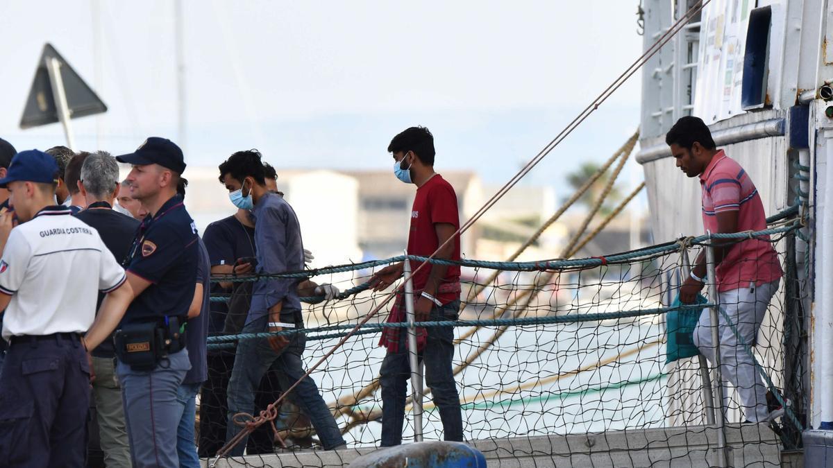 Imagen de archivo de un grupo de migrantes saliendo de un barco humanitario tras ser rescatados frente a la costa de Lampedusa.