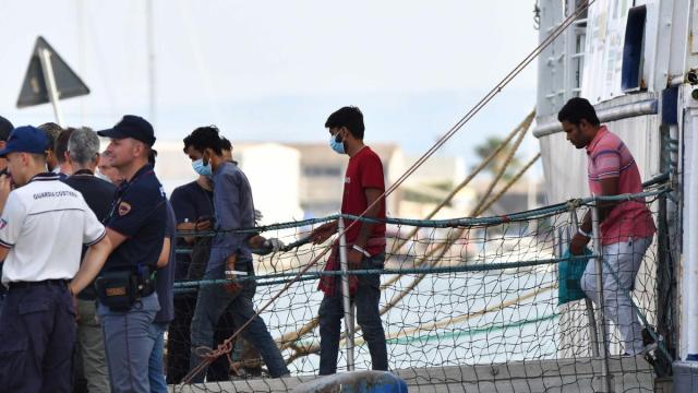 Imagen de archivo de un grupo de migrantes saliendo de un barco humanitario tras ser rescatados frente a la costa de Lampedusa.