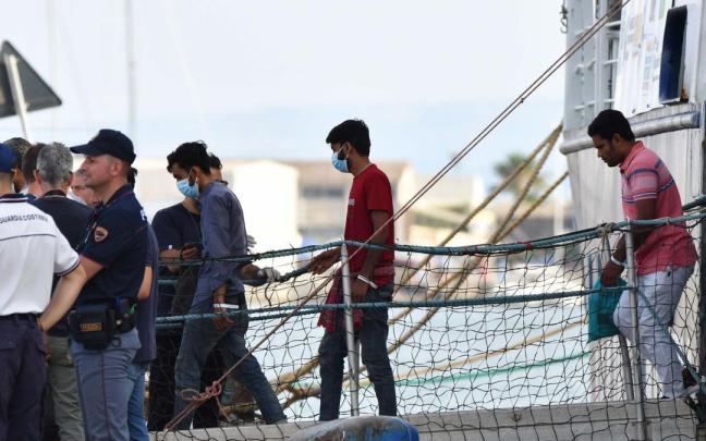 Imagen de archivo de un grupo de migrantes saliendo de un barco humanitario tras ser rescatados frente a la costa de Lampedusa.