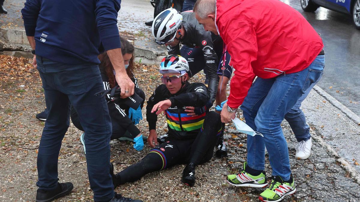 Un perro provoca una caída de Evenepoel en el Giro