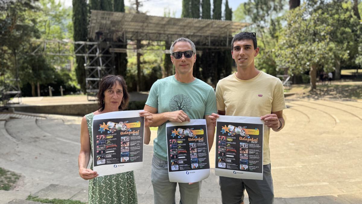 Itxaro Artola (AED Elkartea), Zigor Martínez (Arrasate Musikal Big Band) y el edil Andoni Arratibel en la presentación de Udazabal.