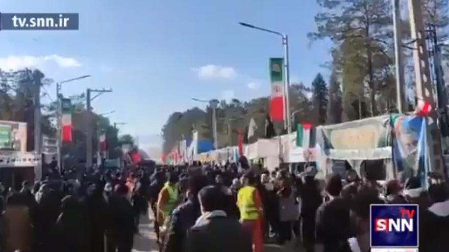 Miles de personas participaban en el homenaje a Soleimani en el momento de la explosión.