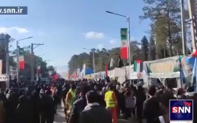 Miles de personas participaban en el homenaje a Soleimani en el momento de la explosión.