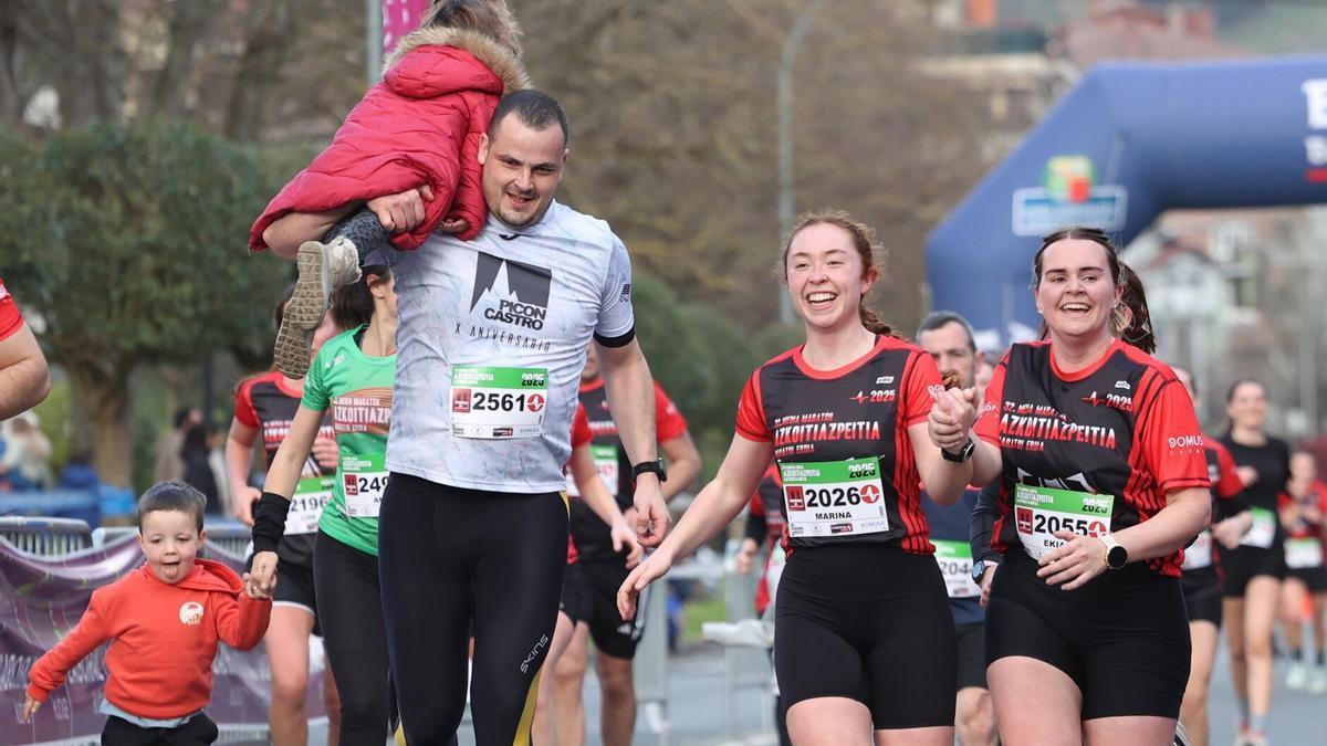 Un grupo de corredores cruza feliz la meta en la pasada edición de la prueba.