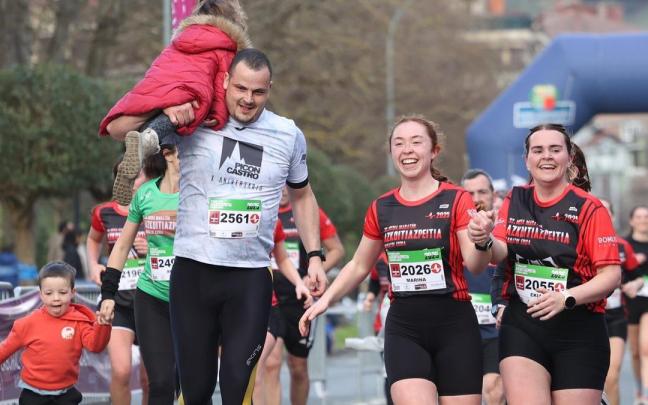 Un grupo de corredores cruza feliz la meta en la pasada edición de la prueba.